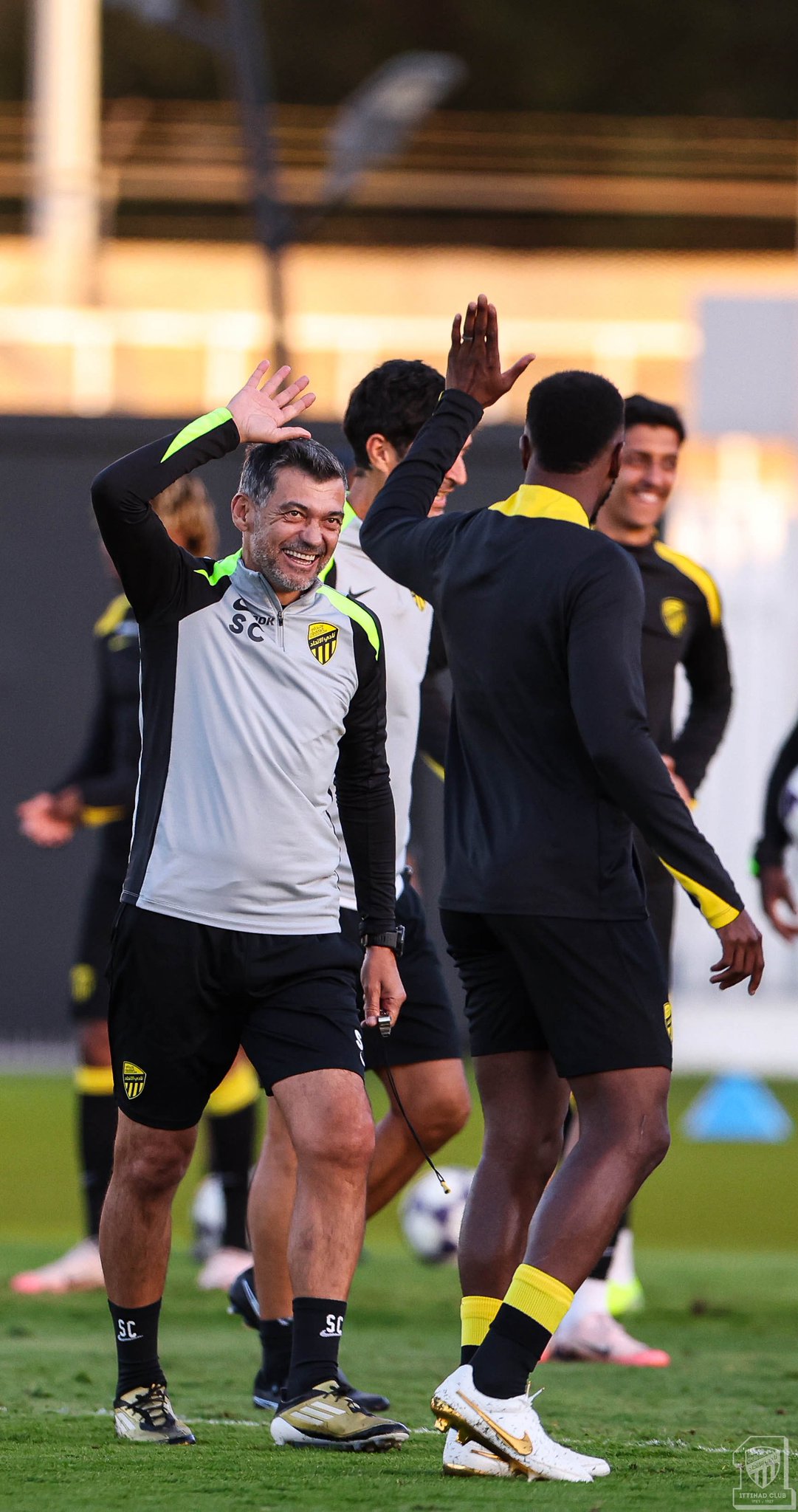 سيرجيو كونسيساو مدرب فريق الاتحاد في المؤتمر الصحفي: - بالنسبة لفترة الإعداد طبقنا تكتيك خاص، عملنا على الارتداد الدفاعي والتحولات الهجومية والدفاعية ومنطقة الضغط وعملنا على الجوانب الذهنية واللياقية، بعض التدريبات لم تكن سهلة ولكن أنا سعيد من سلوك اللاعبين. #الاتحاد_ناساف 