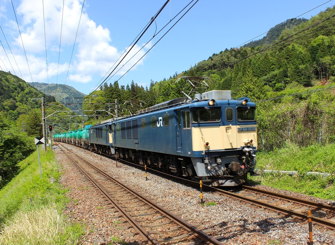前面に貫通扉がある形式を挙げる 国鉄型直流電気機関車・・。😶