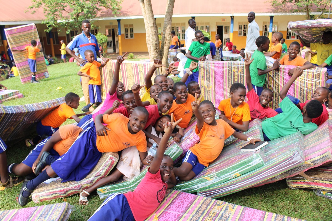 AMGINTL's tweet image. Bundles in Uganda! 
You can still gift a Bundle for only $25! 

amginternational.org/project/Bundle…