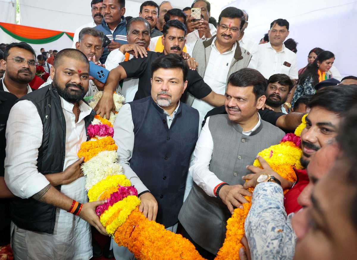 Dev_Fadnavis's tweet image. विकासाच्या राजकारणाला जनतेचा कौल... यशाचे खरे वाटेकरी सर्व उमेदवारच!

नगरपालिकांमधील ऐतिहासिक विजयानंतर आज नागपूरमध्ये भाजपाचे नवनिर्वाचित नगराध्यक्ष व नगरसेवक, पदाधिकारी आणि कार्यकर्त्यांसमवेत संवाद साधला आणि त्यांचा अभिनंदन केले.

नागपूर जिल्ह्यातील 27 पैकी 24 नगरपालिकांमध्ये…