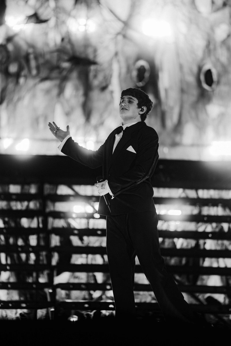 se salto, se rio, y se lloraron litros de lagrimas. pero por sobretodo, senti hasta el fondo de mi corazon el inconmesurable cariño que los mios me brindan.
y a los que se cansaron de hacer campaña en mi contra, les deseo que sean un gramo de lo feliz que fui anoche
GRACIAS🖤🪡🫀