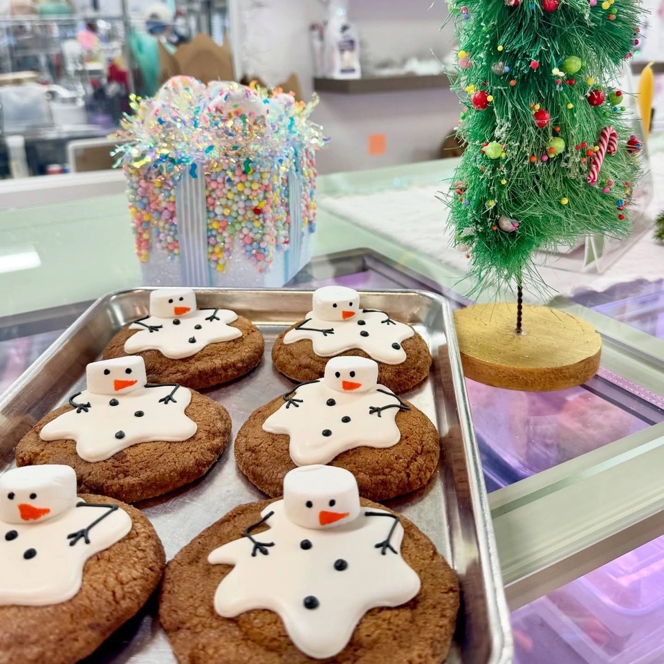 ShopLocRaleigh's tweet photo. If your holiday plans involve cookies, cake, or dessert tables, you’re in the right place.🎄 From cookies for Santa to sweet treats for holiday parties, these local spots have got you covered.

Check out our gift guide for a full list: https://t.co/irkzcAEEgs https://t.co/czAc5PD8hi