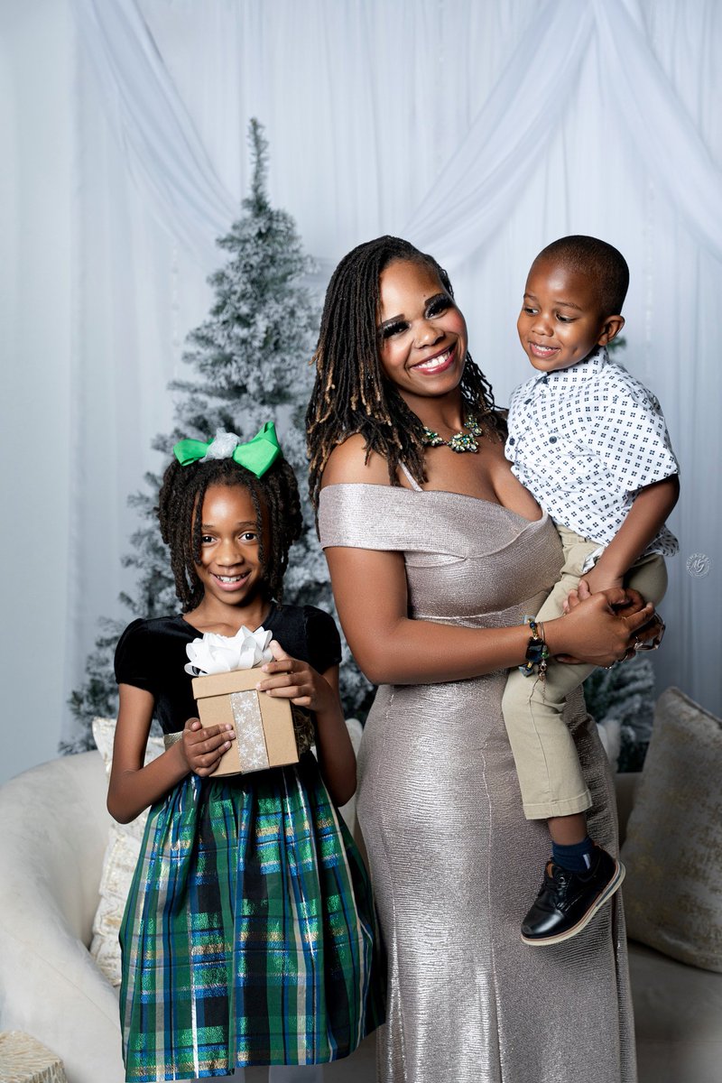 authorrobinc's tweet image. Happy Holidays from my little family to yours 😘 ❤️ #Christmas2025