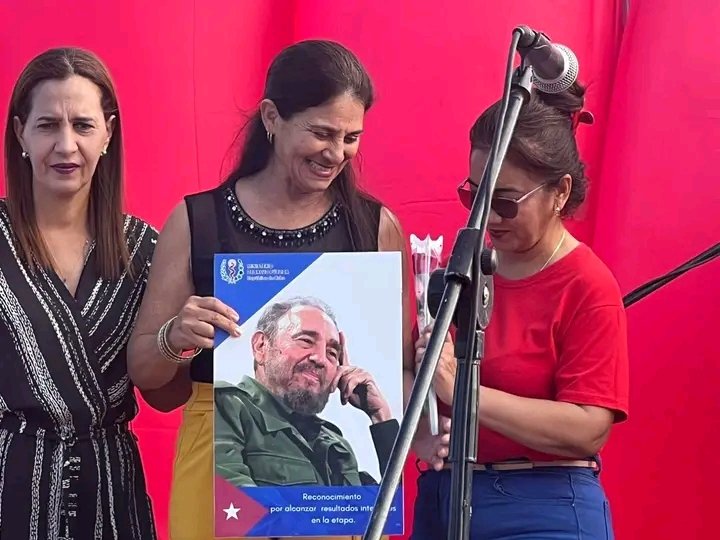 Se desarrolla en el municipio de Campechuela, acto por el día del Educador, fueron reconocido trabajadores de todos los sectores, así cómo el de la # Salud, que día a día motiva a transformar vidas y construir conocimientos.
Merecido reconocimiento a la profe Leydis Proenza! 📚🩺