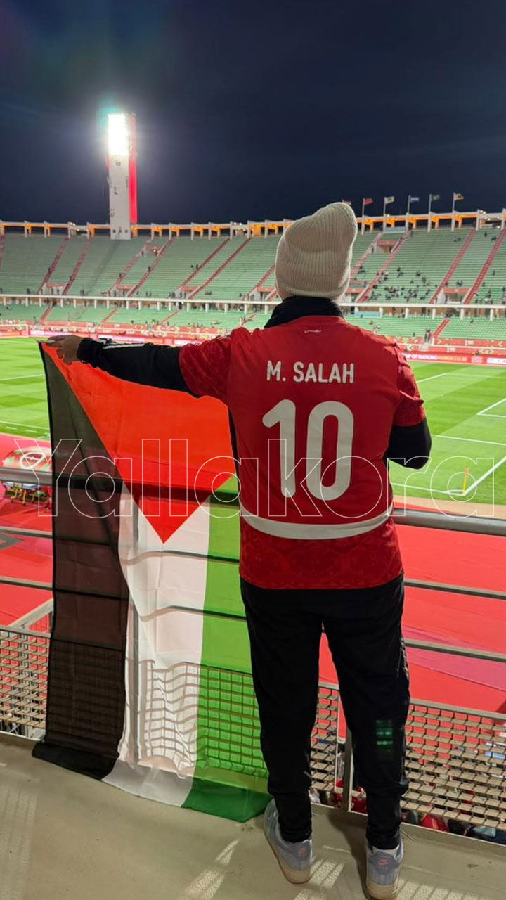 علم فلسطين يتواجد في ملعب أدرار قبل انطلاق مباراة مصر وزيمبابوي 