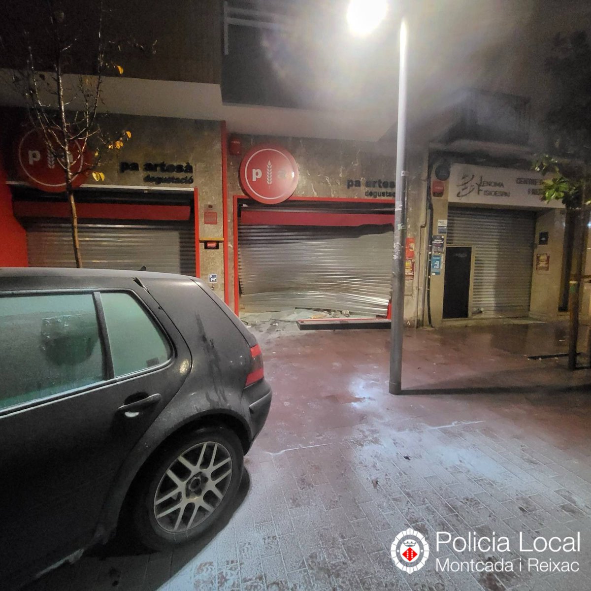 Robatori, de matinada, a un comerç de #Montcada Centre. Hem vingut ràpidament després de l’avís i s’ha recuperat la caixa registradora i el vehicle utilitzat a l’encastament.

Fem seguiment dels autors per diferents carrers adjacents amb l’ajut dels veïns #recerquem #PoliciaLocal