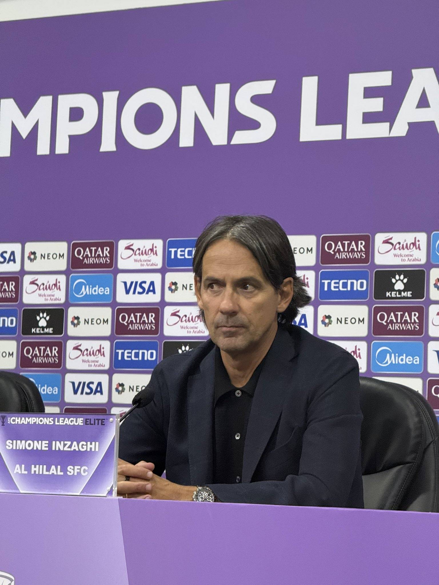 سيموني إنزاغي مدرب فريق الهلال في المؤتمر الصحافي: - لعبنا المباراة بظروف خاصة، كان سافيتش من المفترض أن يشارك ولكن ظهرت مشاكل بسيطة ومن أجل التضحية طلبت من اللاعبين تقديم أداء استثنائي خاصة بعد فترة توقف. - كان هناك غيابات عديدة ونعرف أن هناك ضغط قادم ومباريات متتالية واحتاج الجميع وبدأنا باللاعبين المهمين اليوم بسبب رغبتنا بتجهيزهم. #الشارقة_الهلال 