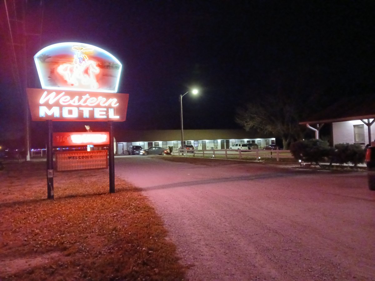 FastTVNetwork's tweet image. #LegendsOfRoute66 #CentennialSeason7 is proud to partner with the #HiWayCafe and #WesternMotel in #VinitaOK! It is a one-stop, must-see #Classic #Route66 #StayCation with awesome photo-ops!  @66Legends #ClassicMotel #GreatFood #CoolPeople