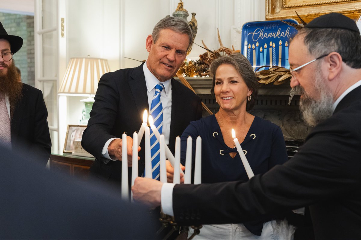 GovBillLee's tweet image. Happy Hanukkah, Tennessee.

The Hanukkah season reminds us that light will always overcome darkness.

Today &amp;amp; always, Tennessee remains in unwavering solidarity with the nation of Israel &amp;amp; Jewish people across the globe.