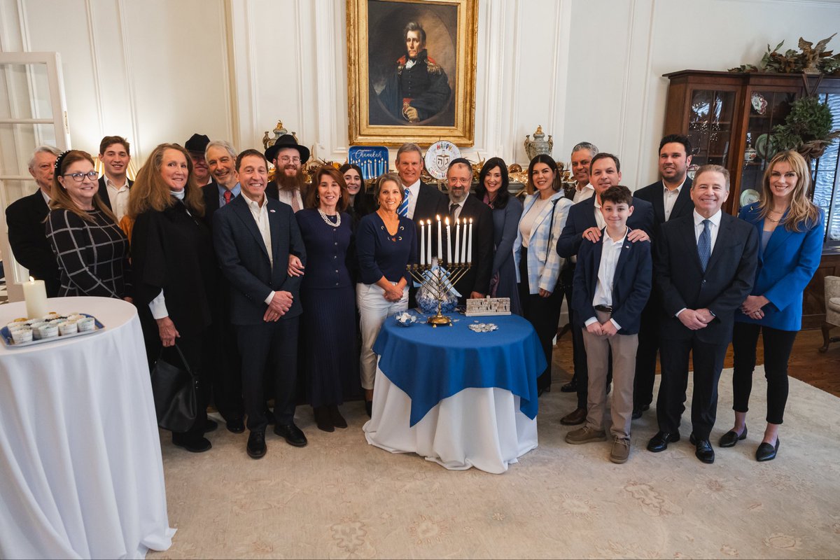 GovBillLee's tweet image. Happy Hanukkah, Tennessee.

The Hanukkah season reminds us that light will always overcome darkness.

Today &amp;amp; always, Tennessee remains in unwavering solidarity with the nation of Israel &amp;amp; Jewish people across the globe.