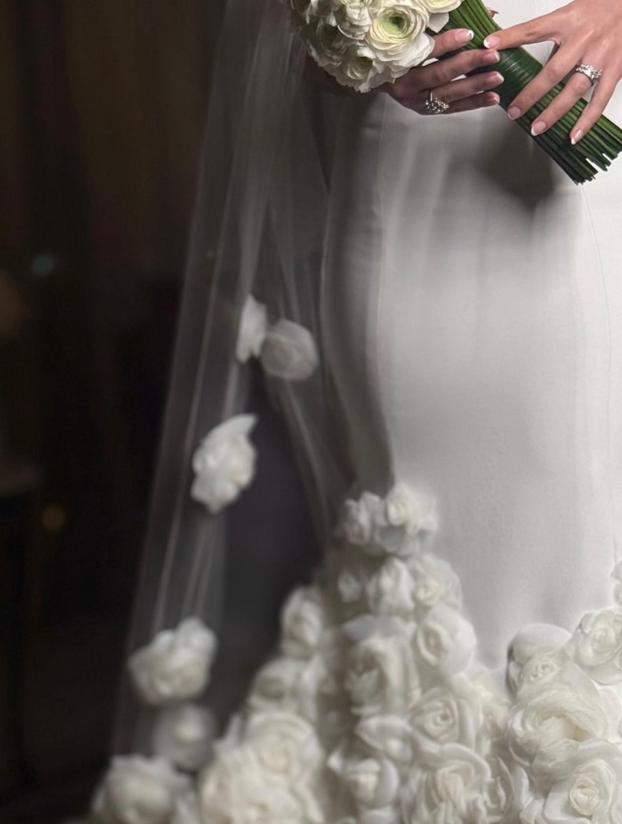 i_classic__'s tweet image. Love how elegant this gown looks. 🩶🩶🩶