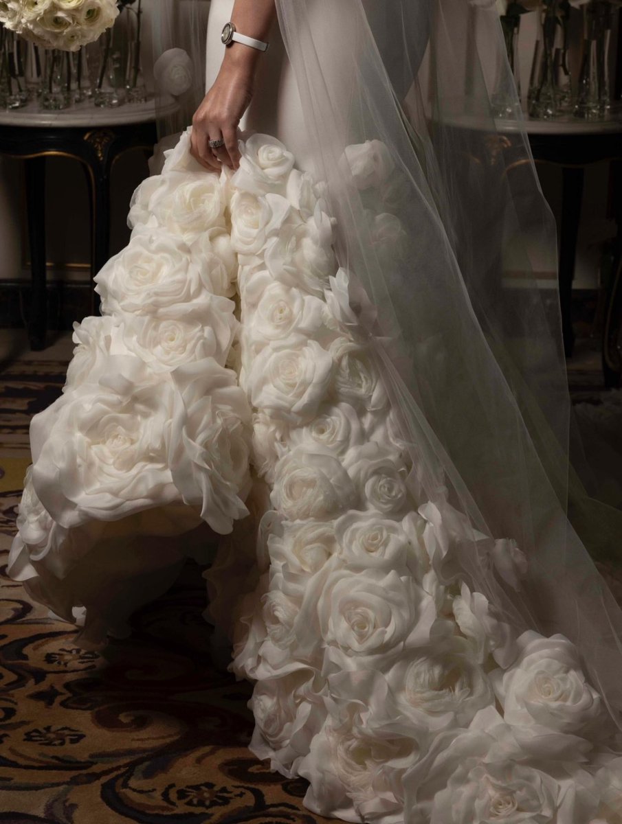 i_classic__'s tweet image. Love how elegant this gown looks. 🩶🩶🩶