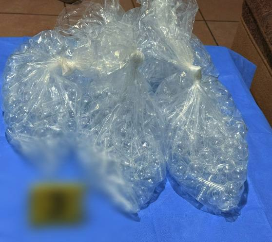 CaborcaY59252's tweet photo. En #Cajeme, Son., el #EjércitoMexicano, #Semar, Fiscalía y Policía Estatal detuvieron a 4 personas, les aseguraron 1 arma larga, 3 armas cortas, 5 cargadores, 147 cartuchos, diversas dosis de drogas, 2 chalecos tácticos y 2 motocicletas. Aseguraron 200 dosis de metanfetaminas. https://t.co/8gEMMddy4w