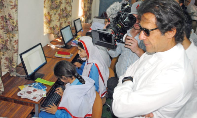 عمران خان کی حکومت نے خیبر پختونخوا میں کیا کرلیا ہے؟؟؟

محکمہ ابتدائی و ثانوی تعلیم کے شعبے میں2008 سے 2013 اور 2013 سے 2018 تک کی کارکردگی کا ایک تقابلی جائزہ

⬅️2008 سے لیکر 2013
🔹کل 1329 اسکولز قائم کیئے گئے 
🔸697 پرائمری اسکولز، 
🔸339 مڈل اسکولز، 
🔸274 ہائی اسکولز 
🔸19