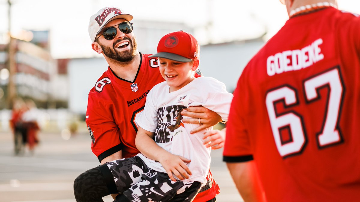 Buccaneers's tweet image. In addition to his own work in the community, Baker also helps his teammates give back.

For the past three years, he helped the offensive line provide Thanksgiving meals to families in Tampa Bay ♥️

Repost to vote @bakermayfield for #WPMOYChallenge