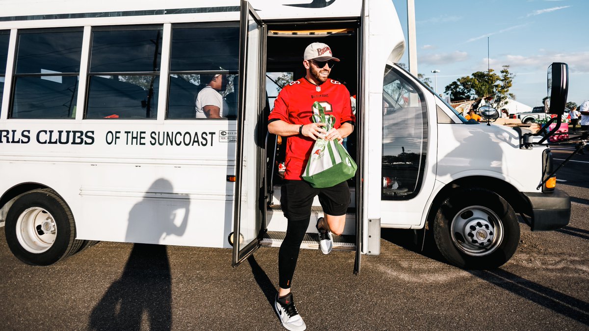 Buccaneers's tweet image. In addition to his own work in the community, Baker also helps his teammates give back.

For the past three years, he helped the offensive line provide Thanksgiving meals to families in Tampa Bay ♥️

Repost to vote @bakermayfield for #WPMOYChallenge