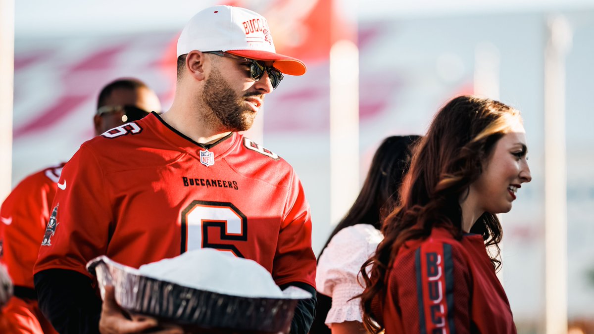 Buccaneers's tweet image. In addition to his own work in the community, Baker also helps his teammates give back.

For the past three years, he helped the offensive line provide Thanksgiving meals to families in Tampa Bay ♥️

Repost to vote @bakermayfield for #WPMOYChallenge