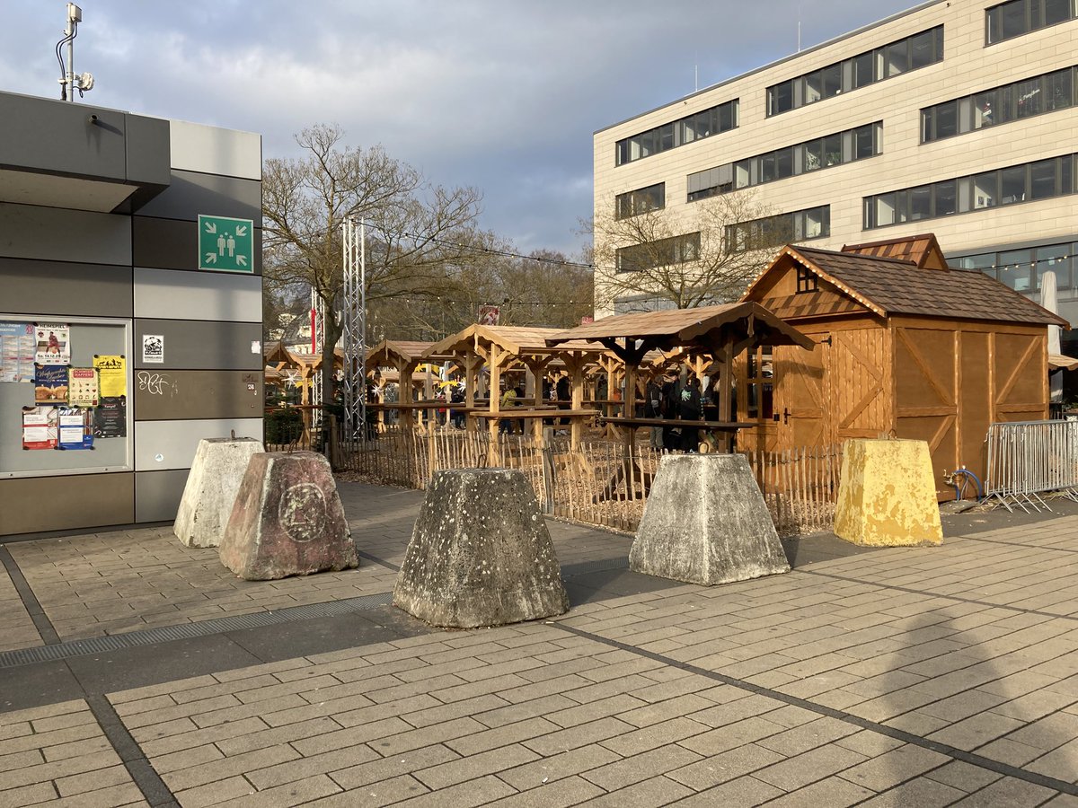 Butterpraline's tweet image. So! 
Nun sind Weihnachtsmärkte &amp;amp; Innenstädte solche Festungen geworden, dass sich Täter andere Ziele suchen!?
Soll das jetzt unser neues Normal werden?
Ich bin zutiefst verstört, wo soll das nur hinführen?
#Angst
#giessen