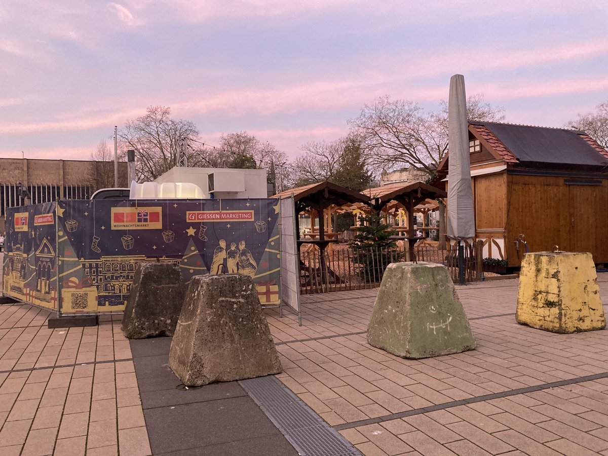 Butterpraline's tweet image. So! 
Nun sind Weihnachtsmärkte &amp;amp; Innenstädte solche Festungen geworden, dass sich Täter andere Ziele suchen!?
Soll das jetzt unser neues Normal werden?
Ich bin zutiefst verstört, wo soll das nur hinführen?
#Angst
#giessen