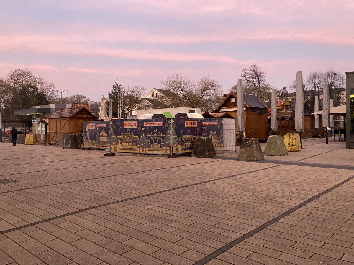 Butterpraline's tweet image. So! 
Nun sind Weihnachtsmärkte &amp;amp; Innenstädte solche Festungen geworden, dass sich Täter andere Ziele suchen!?
Soll das jetzt unser neues Normal werden?
Ich bin zutiefst verstört, wo soll das nur hinführen?
#Angst
#giessen