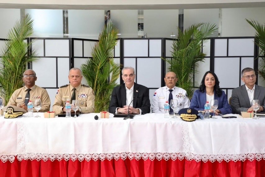 El presidente @LuisAbinader encabezó la reunión de seguimiento al Plan de Seguridad Ciudadana, en el Salón del Club de Oficiales del Palacio de la Policía Nacional. 

🔗 Amplía en prensadelpresidente.gob.do