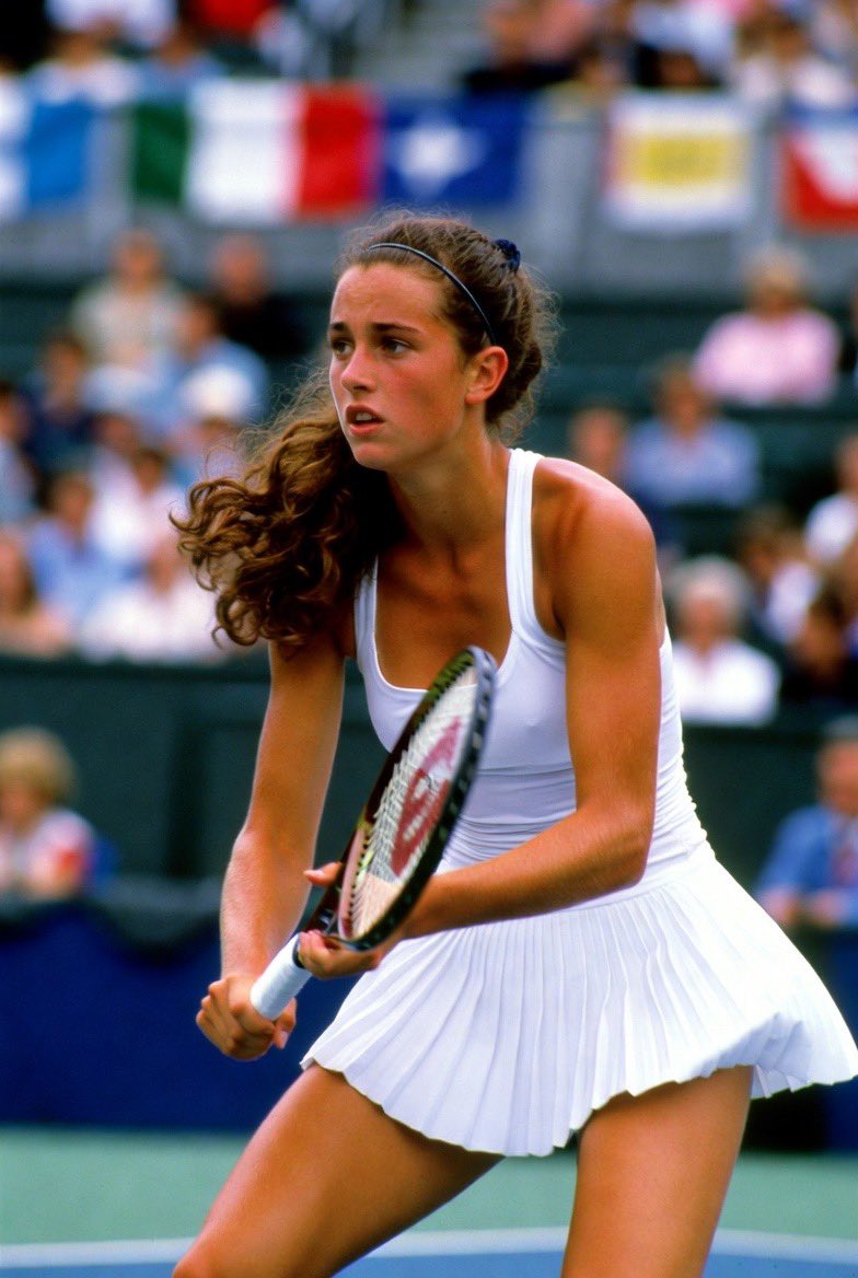 📚☡✍🏻

She met her match in the tennis tournament.