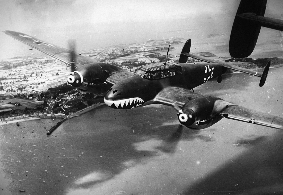 sentandoapua's tweet photo. Caça alemão Messerschmitt Bf-110 sobrevoando o Canal da Mancha, 1940

#aviação #militar #historia #WWII #AviaçãoDeCaça #Luftwaffe #Bf110 https://t.co/HyJj74vQ4d