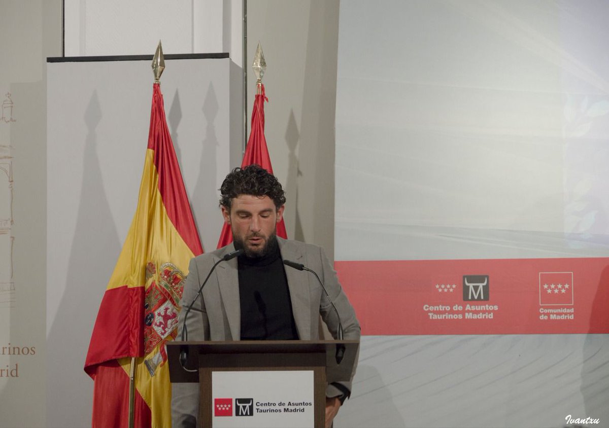 Borja Lorente recogió el premio que concedió la @actchenelyoro en su 2ª gala de triunfadores.

Borja Lorente fue premiado por la masa social de Chenel y Oro como...

'El mejor puyazo' en Madrid en el año 2025 a Brigadier de Pedraza de Yeltes 🐂
¡Enhorabuena! 

📸: <a href="/ivantxu1979/">Ivan García Lechuga</a>