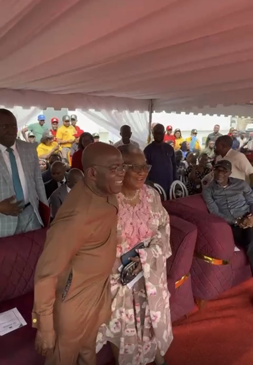 NOIweala's tweet image. Happy to be in the village for Xmas. And a nice surprise to join HE Governor Alex Otti to commission the first set of electric buses for Abia State. Abia is working hard to go Green and contribute to lowering Green house gas emissions in its urban centers! Congratulations to Gov…