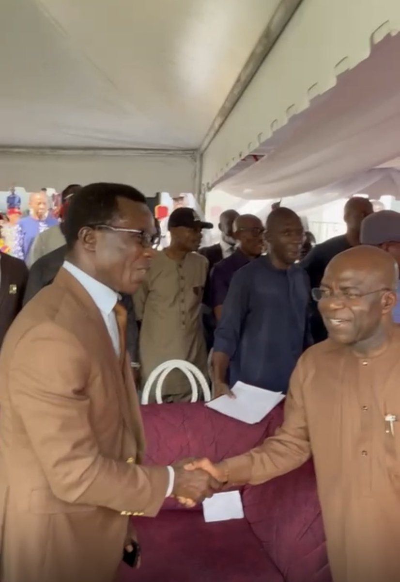 NOIweala's tweet image. Happy to be in the village for Xmas. And a nice surprise to join HE Governor Alex Otti to commission the first set of electric buses for Abia State. Abia is working hard to go Green and contribute to lowering Green house gas emissions in its urban centers! Congratulations to Gov…