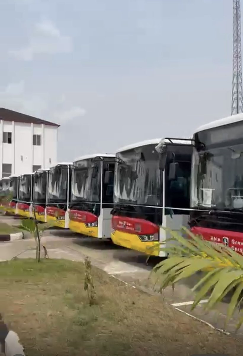 NOIweala's tweet image. Happy to be in the village for Xmas. And a nice surprise to join HE Governor Alex Otti to commission the first set of electric buses for Abia State. Abia is working hard to go Green and contribute to lowering Green house gas emissions in its urban centers! Congratulations to Gov…