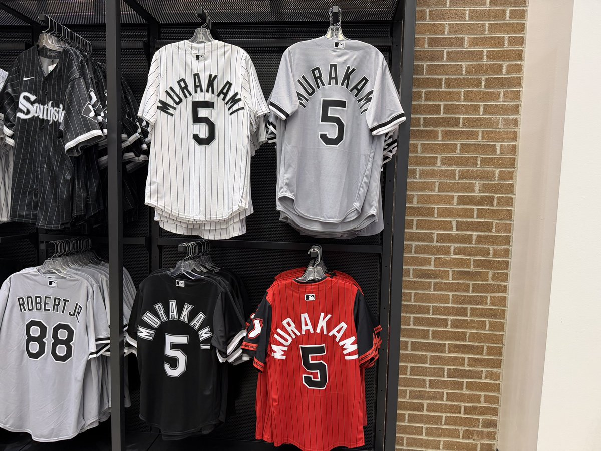 チームストアの入り口側に #村上宗隆 選手のレプリカユニホームが販売