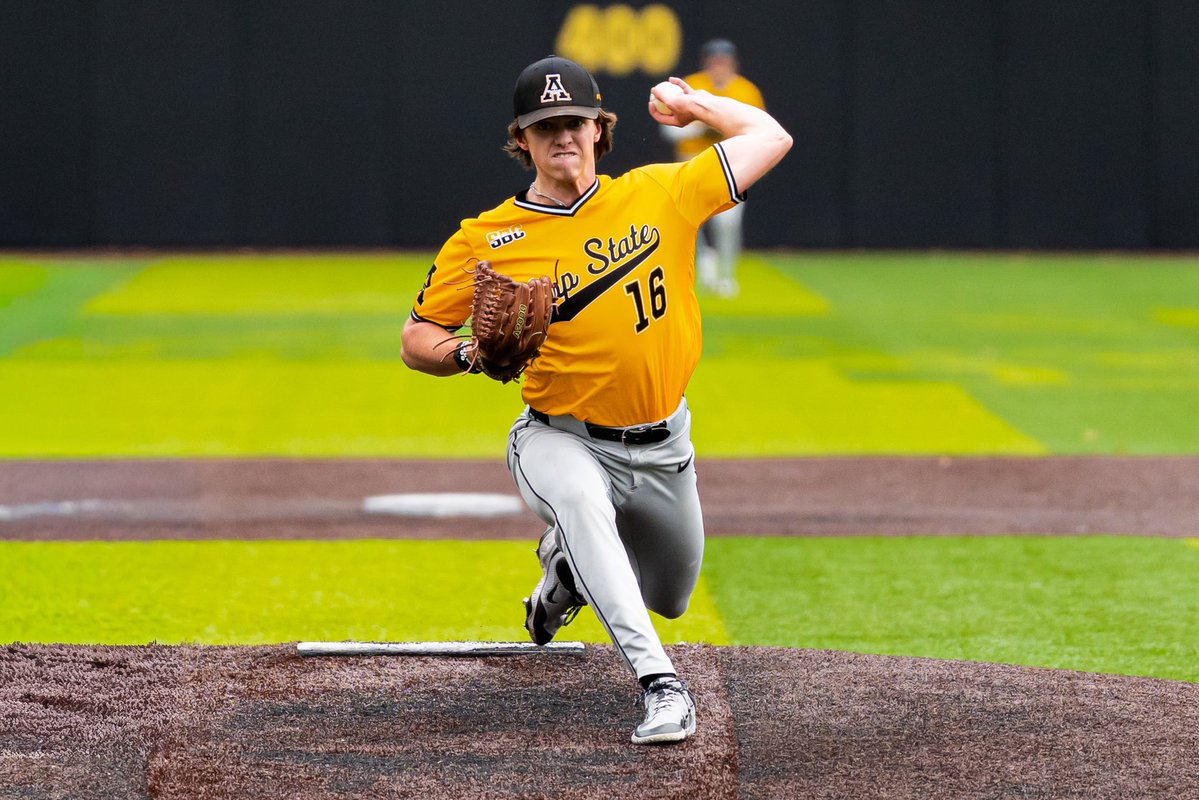 AppBaseballPDev's tweet image. Jake Beaty

Spring 25’➡️Fall 25’

Fastball
Velo: 84.9➡️86.9
Max Velo: 88.9➡️90.1

Slider
iVB: 6.1”➡️0.3”
Spin Rate: 1964➡️2100

Changeup
iVB: 4.7”➡️2.8

Cutter
Usage: 1.1%➡️15.6%
Velo: 79.1➡️82.1

IMTP
Start of Fall: 1994 N
End of Fall: 2693 N

📈: @643charts 
📸: @TrackManBB