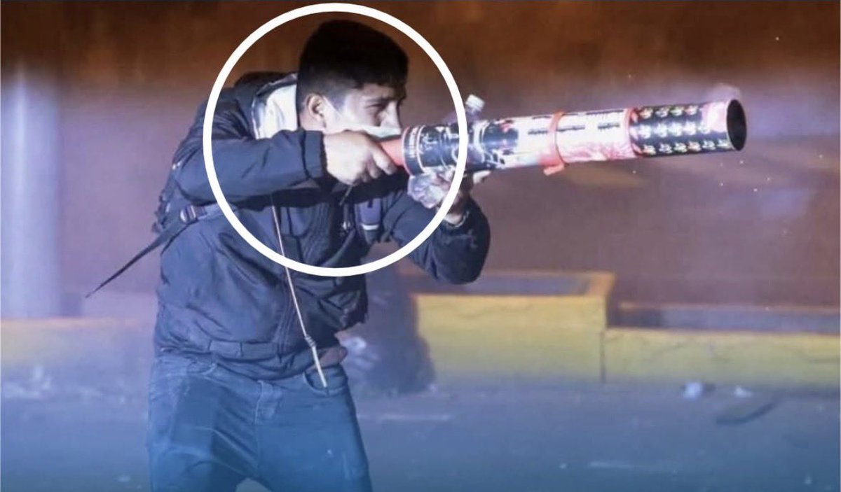 AngelCaycho2's tweet image. ¿Y ya encontraron a este terna? 
Perdón quise decir a este ciudadano que a pesar de tener software de identificación de rostro y fotos en todos los ángulos, nadie sabe quién es o dónde está…

¿Bien raro no?
@PeruPolicia