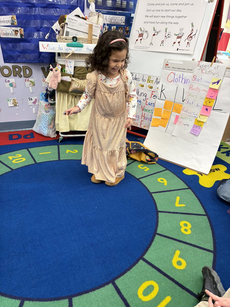 D31BeeHiveSI's tweet image. When do you wear these? Victory
Students did an learned and  played charades in different types of clothing. #makelearningfun #clothingunit #d31prekistheplaceto🐝 
@DrJoyAbrams @AP_JelaniMiller @CSD31SI @NYCSchools @DocPalton