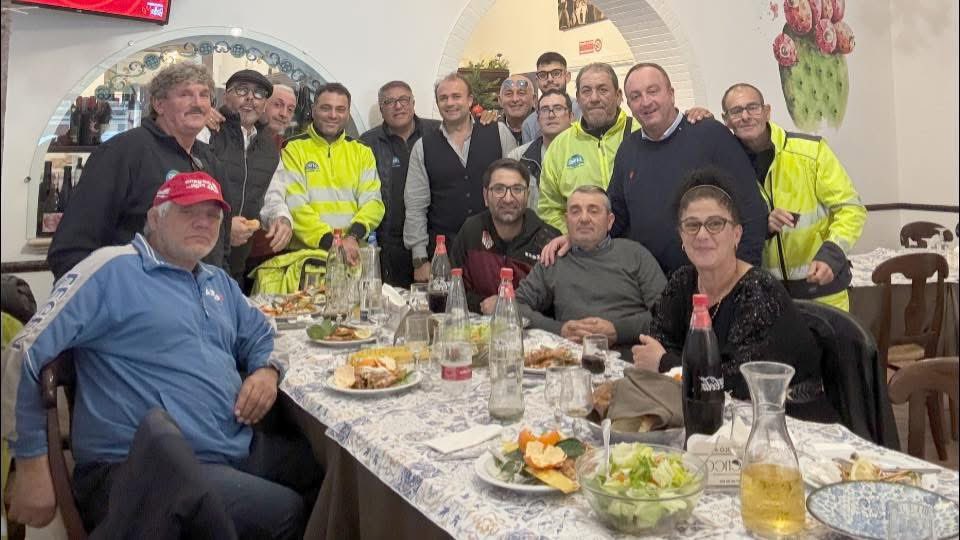 Miliziano_M's tweet photo. In Samo Ambiente Srl i risultati non arrivano per caso. Sono il frutto del lavoro quotidiano, della responsabilità condivisa e della capacità di fare squadra, anche nei momenti di maggiore pressione operativa. Tanto ancora da fare. 

Un ringraziamento particolare va ai sindaci soci, la dottoressa Margherita La Rocca Ruvolo, Sindaca di Montevago, e il dottor Gaspare Viola, Sindaco di Santa Margherita di Belice, e agli assessori all’Ambiente dei rispettivi Comuni, Francesco Santoro e Vincenzo Infranco, per la collaborazione istituzionale e la fiducia dimostrata nel percorso condiviso.

Accanto ai risultati, restano centrali i momenti di convivialità: spazi di relazione che rafforzano il senso di appartenenza, consolidano il lavoro di squadra e rendono più solida l’organizzazione.

Da noi l’augurio di Buon Natale e buona differenziata. 

Nb a breve saranno pronti i nuovi ecocalendari 2026. Vi comunicheremo le modalità per la distribuzione.