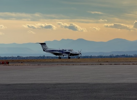 PatoAviador's tweet photo. El pasado sábado, un Beechcraft Super King Air aterrizó “solo” en Colorado tras quedar incapacitado su piloto. Se activó el sistema Garmin Emergency Autoland.

El sistema llevó el avión hasta Rocky Mountain Metropolitan Airport y lo aterrizó sin intervención humana. 

🧵HILO ⤵️