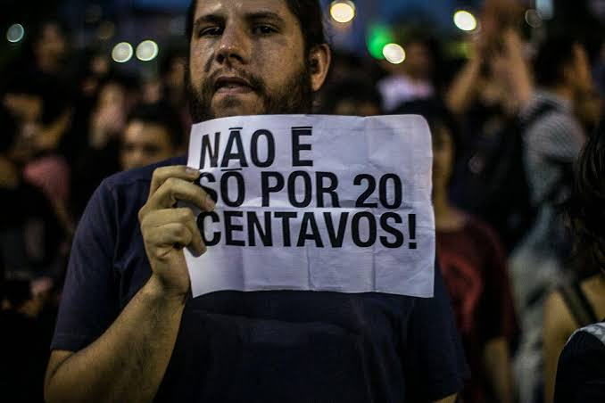 Não, não era por 0,20 centavos, mas pra trazer a direita de volta e aumentar a passagem, privatizar escolas, empresas públicas e zombar da cara do povo.