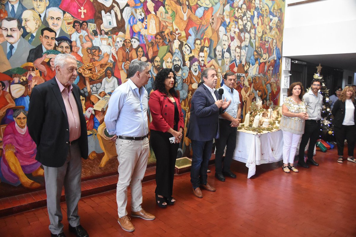 La Banda de Música 19 de Abril visitó la Legislatura de Jujuy y ofreció un repertorio de villancicos en el hall de la institución, anticipando las celebraciones de fin de año y generando un emotivo encuentro con la comunidad legislativa.

La recepción fue encabezada por el