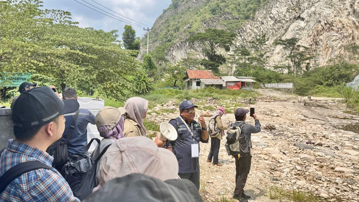 1) Menjadi sebuah kehormatan bagi saya untuk memandu field trip FIT MGTI 2025 bertajuk 'Geologi Teknik untuk Masa Depan Indonesia'. Kami mengunjungi kuari Gunung Kuda (bagian dari gugusan Gunung Kromong) dan Tol Cisumdawu KM-177 (Kawasan Blok Binong–Bojongtotor) #fieldtrip #MGTI