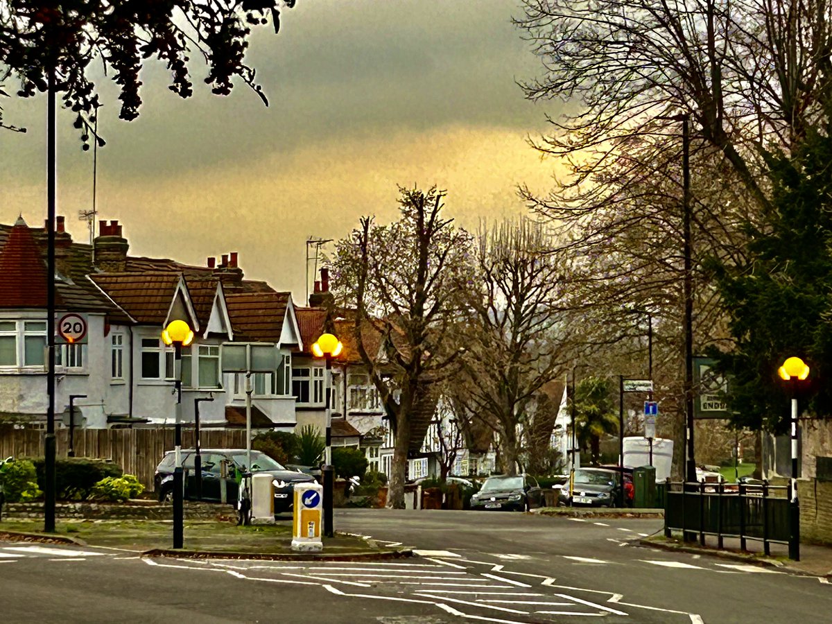 Good progress on the Kent Gardens Crossing Campaign: new, brighter LED beacons, with more safety enhancements to come. Thank you <a href="/RimaBaaklini/">Rima Baaklini</a> @cllrRimaBaaklini and <a href="/EalingCouncil/">Ealing Council</a> for your ongoing help and support for this residents' priority! #SaferEaling #yourtownyourvoice