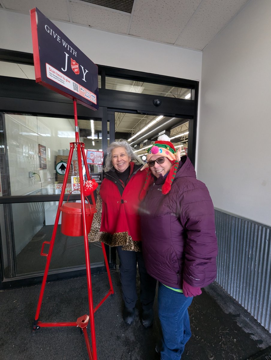TCINS's tweet image. 🎉🎄 This holiday season, the Hinckley office was back at it again, spreading joy by ringing bells for the Salvation Army! 🔔❤️Every little bit helps. Let’s ring in the holidays together! 🤗
