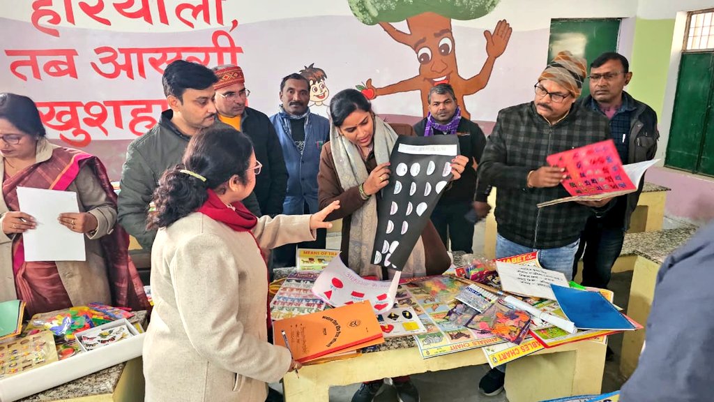 "समेकित शिक्षा के तहत जिला परियोजना कार्यालय में स्पेशल एजुकेटर्स द्वारा टीएलएम कार्यशाला एवं प्रदर्शनी आयोजित की गई, जिससे दिव्यांग बच्चों की शिक्षा को नया संबल मिला।उत्कृष्ट प्रदर्शन हेतु श्रीमती करूणा राय, श्रीमती आशा यादव एवं श्री आशुतोष कुमार को बधाई।