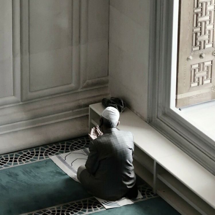 "مَالِي سِوَاكَ مُعِينًا هَادِيًا أبدًا
أرشِد فُؤَادِي فَقَد تَاهَت بهِ السُّبُلُ"