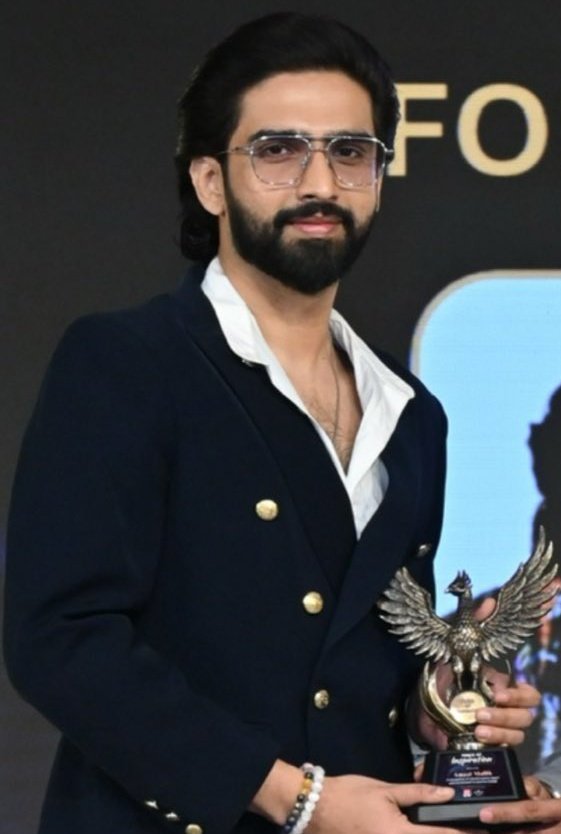 hakuna784's tweet photo. When confidence meets talent every frame tells a story.

@AmaalMallik isn’t just handsome he’s multi talented, effortlessly owning every moment 

True star power doesn’t try to go viral it simply does.
~Matata

#AmaalMallik𓃵 #AmaalMallik #Amaalians𓃵 https://t.co/E2BK3aaJKk