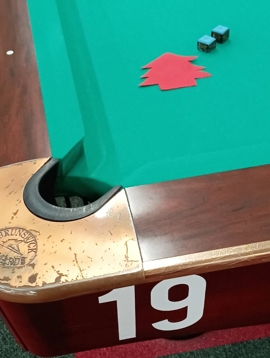 HSCustomizer's tweet image. #ビリヤード #渋谷CUE #年末振興
(・_・;)渋谷は何処もXmas仕様、先日19日ついに5先(ハンデ無し)で師匠に連勝出来ました！！300円のサービス券とパック料金設定無くなったのは悲しいけど、、600円券使い切って勝てたので今年のノルマは達成しました♥