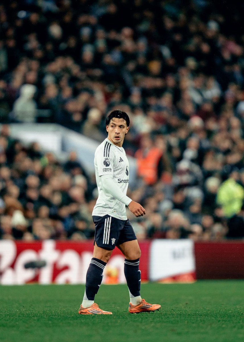 mtab953's tweet image. 🗣️ريان غيغز يتحدث عن اداء ليساندرو في مركز الوسط ."

“مدافع يلعب في خط الوسط بشكل أفضل من لاعبي الوسط أنفسهم.”

“إذا كان هذا لا يوضح لك بما فيه الكفاية مدى نقص الجودة في هذا الفريق، فلا أعرف ماذا سيفعل.”

“ليتشا أظهر للجميع معنى كلمة الجودة. لاعب من الطراز الرفيع.