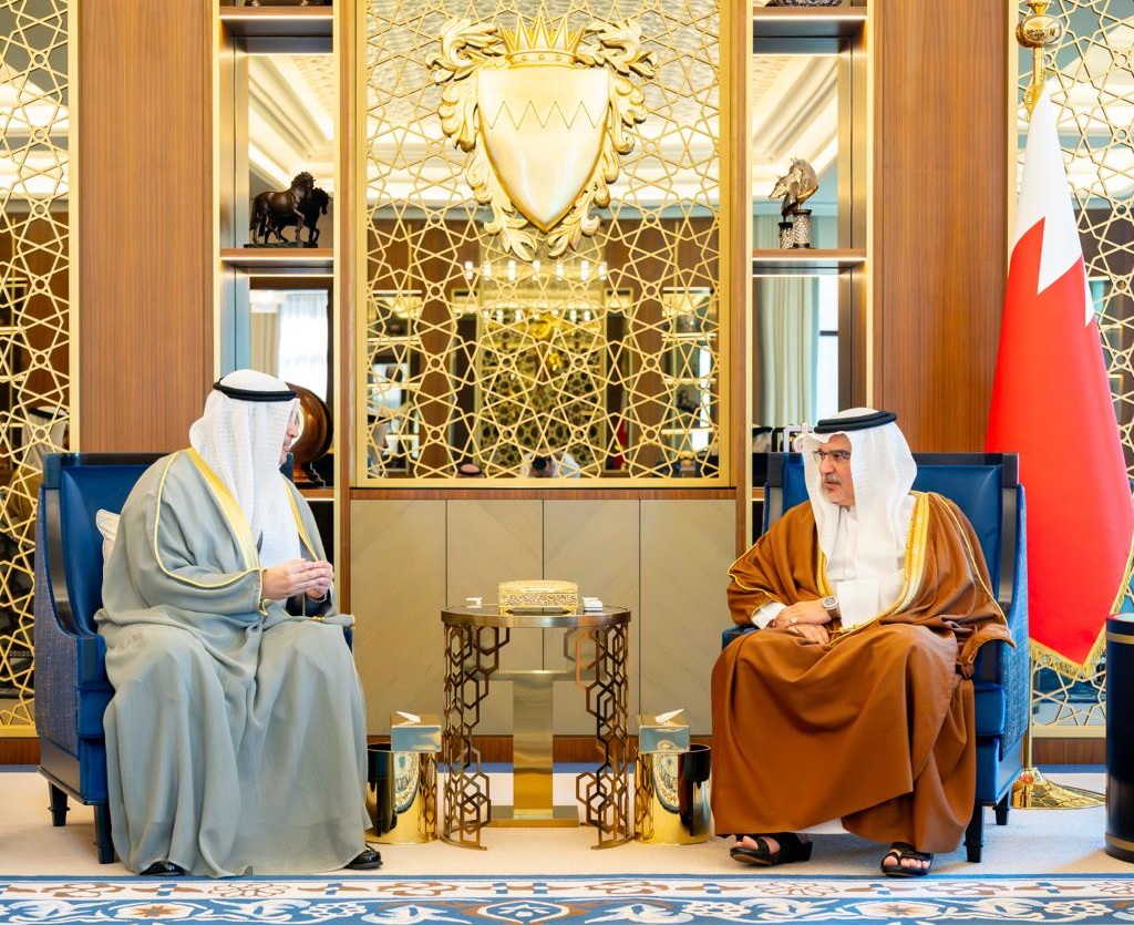 ولي العهد البحريني: العلاقات مع الكويت تستند إلى أسس متينة وراسخة. التقى وزير الإعلام في المنامة وأكد الحرص على التعاون بين البلدين في مختلف المجالات. الوزير المطيري: تنمية العلاقات البحرينية - الكويتية نحو آفاق أشمل 