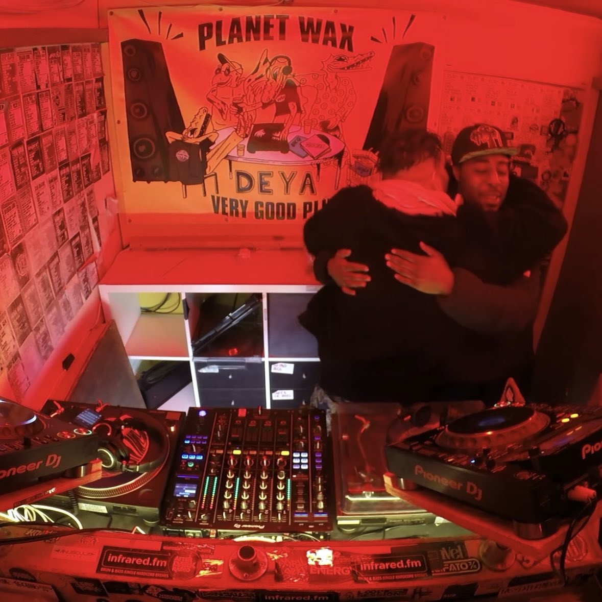 Moveltraxx's tweet image. Santa went ahead and uploaded every set from our Planet Wax takeover blessing you with 6 fire mixes from QEMIST, BIG DOPE P, SPOOKY, DJ ADHD, SOHOTSOSPICY &amp;amp; CRAIC DAVID🎄

Hit the Planet Wax YouTube channel now and tap into the Xmas magic 👉 youtube.com/playlist?list=…