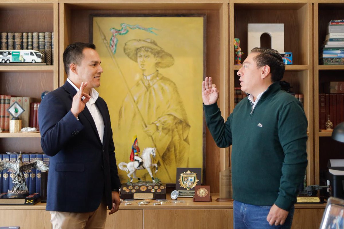 CarlosAmayaR's tweet photo. Hoy posesionamos a Diego Alejandro Díaz, quien asume como director Administrativo de esta #BoyacáGrande 💚💜🤍.

Llega a este cargo con experiencia, compromiso y muchas ganas de aportar al buen funcionamiento de la Gobernación, como ya lo ha demostrado siendo uno de los funcionarios más eficientes del equipo.

Confiamos en su liderazgo y en su capacidad para asumir los retos que vienen y seguir fortaleciendo el trabajo institucional.

Le deseamos muchos éxitos en esta nueva etapa, seguros de que su gestión seguirá trayendo grandes logros en beneficio de nuestra tierra.